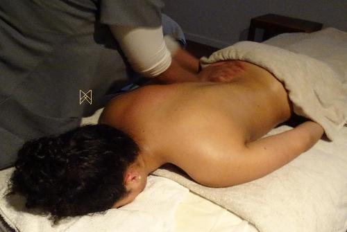 Femme se faisant masser le dos