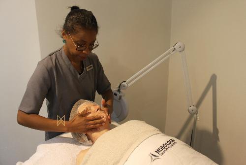 Femme se faisant faire un soin du visage